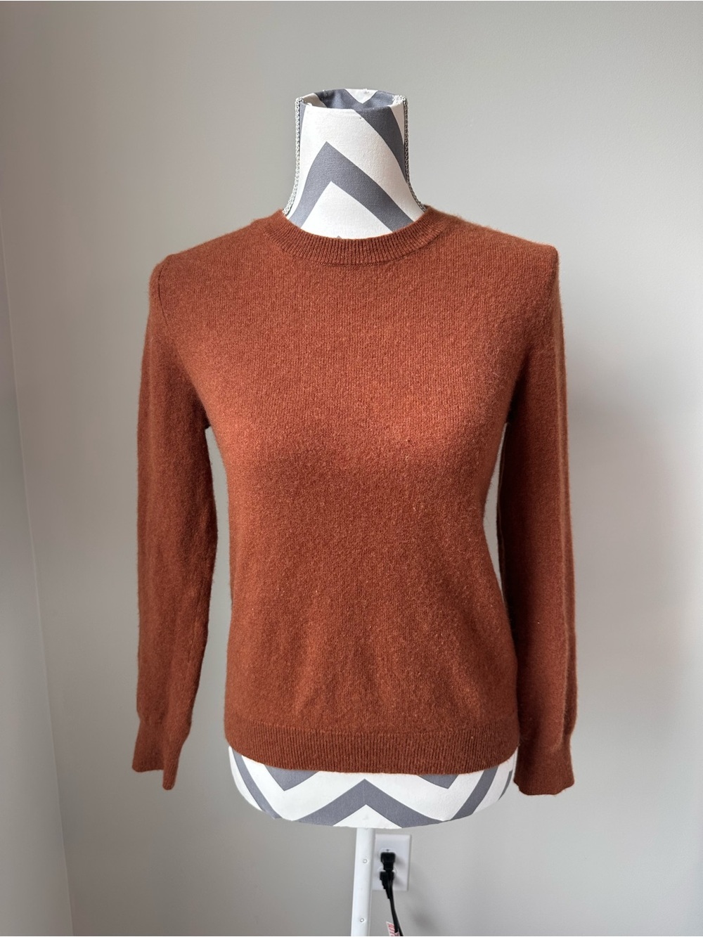 Antonio Melani Brown 100% Cashmere Sweater Medium Crewneck Knit GUC Luxury Basic